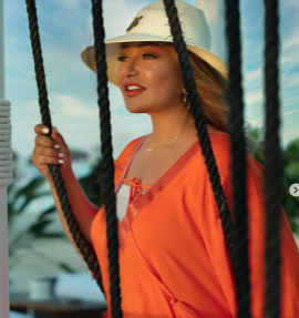 ليلي علوي.. تودع الصيف بفستان قصير يكشف المستور (صور) 1