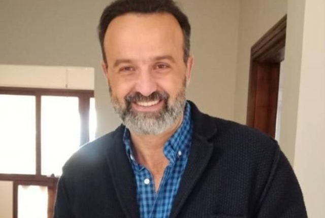 الموت يفجع الفنان المصري الشهير أيمن عزب