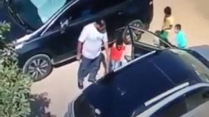مصر.. رجل يغتصب طفلا بسيارته في وضح النهار والشرطة تعتقله