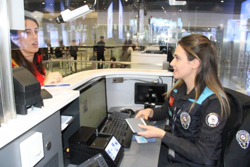 على طريقة الأفلام.. الشرطة تعتقل مزور وثائق قبل هروبه بلحظات عبر مطار اسطنبول