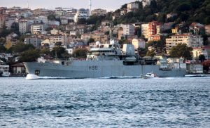 سفينة الأبحاث البريطانية تمر من مضيق البسفور في تركيا