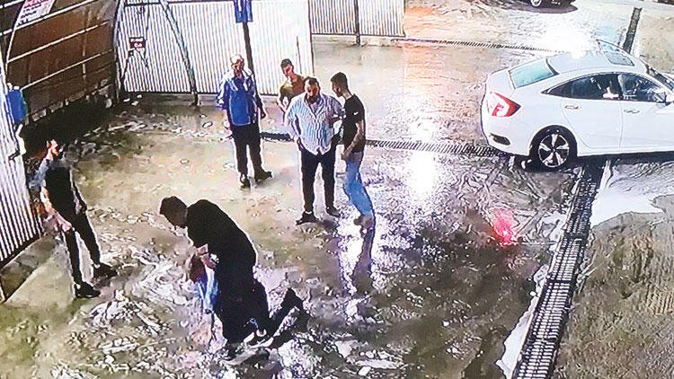 صدمته سيارة بعد ضربه و إلقائه في قارعة الطريق.. والسبب! 5