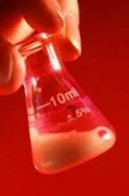 أغرب انتقام.. يضع السائل المنوي في زجاجة ماء زميلته