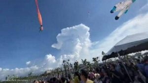 طائرة ورقية تسحب طفلة في الهواء بـ تايوان