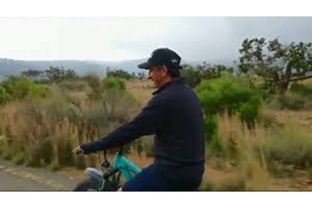 مشهد نادر .. لن تتخيل ما فعله وزير سعودي في جولة سياحية ( فيديو) 9