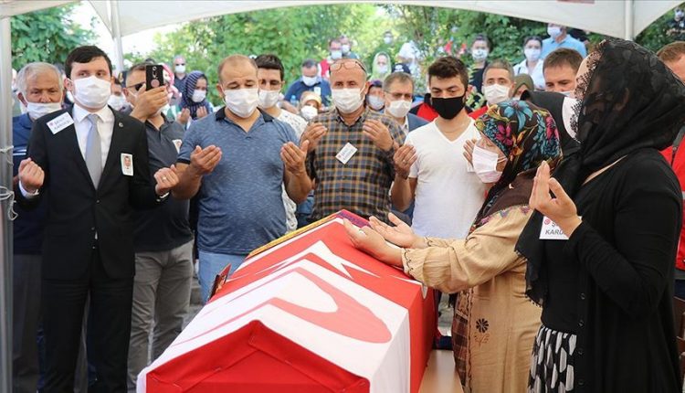 الأتراك يشيعون جثمان شهيد الهلال الأحمر إلى مثواه الأخير