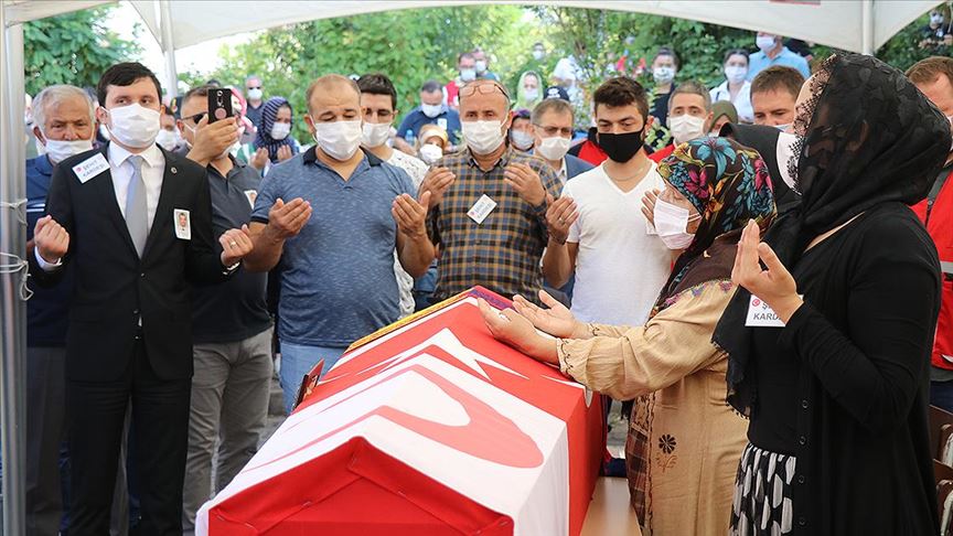 الأتراك يشيعون جثمان شهيد الهلال الأحمر إلى مثواه الأخير