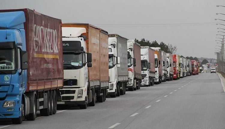 تركيا تمرر 17 شاحنة إنسانية إلى محافظة إدلب السورية