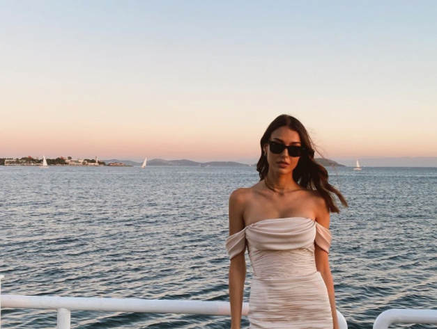 "شاهد" بطلة مسلسل الحفرة تثير الجمهور بإطلالة فاضحة على البحر 2 "شاهد" بطلة مسلسل الحفرة تثير الجمهور بإطلالة فاضحة على البحر 1