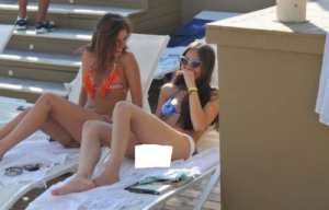 تصوير بطلة مسلسل "أبنة السفير" خلسة بملابس شبه عارية (شاهد) 1