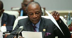 فيديو أثار ضجة... هل هذا رئيس أفريقي ينهال باللكمات على أحد الوزراء؟ 9