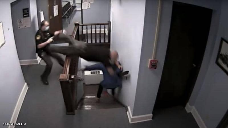 فيديو مثير.. المجرم فر من المحكمة والشرطي واجه نهاية مؤلمة 31