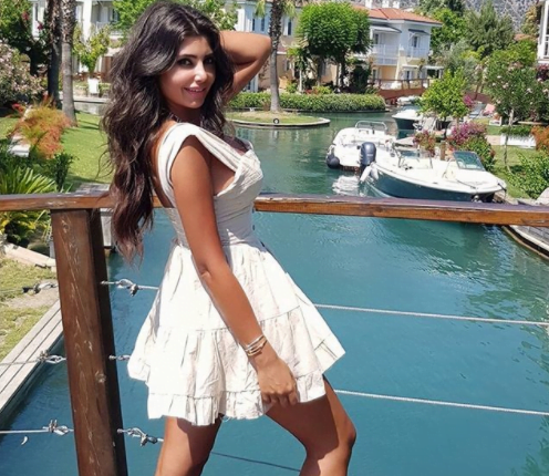 "دوللي عايش"