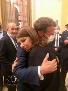 ماكرون يبكي على كتف ماجدة الرومي (فيديو وصور) 1