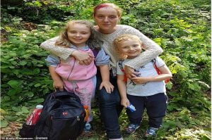 أم خائفة من كورونا تواجه السجن لرفضها إرسال أطفالها إلى المدرسة