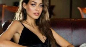 الممثلة التركية ديلان تشيشك دينيز تنشر صور حبيبها لأول مرة