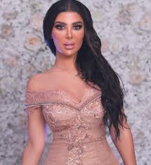 الكويت تطرد مذيعة لبنانية “قليلة أدب” بعد ظهورها بمقاطع فاضحة مثيرة ! (شاهد)