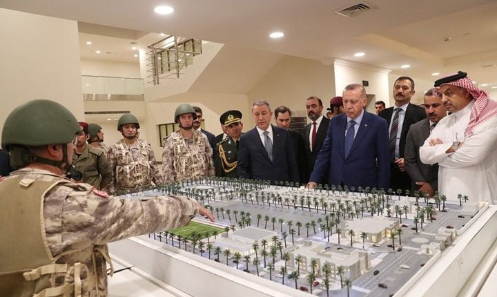 تركيا تجري مباحثات لتعزيز التعاون العسكري مع قطر