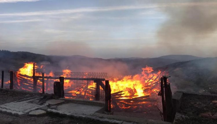 حريق يلتهم منزل رجل عمره 90 عاما يعيش بمفرده شمالي تركيا