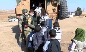 جنود أتراك يقلون أطفال إلى مدارسهم في رسولين