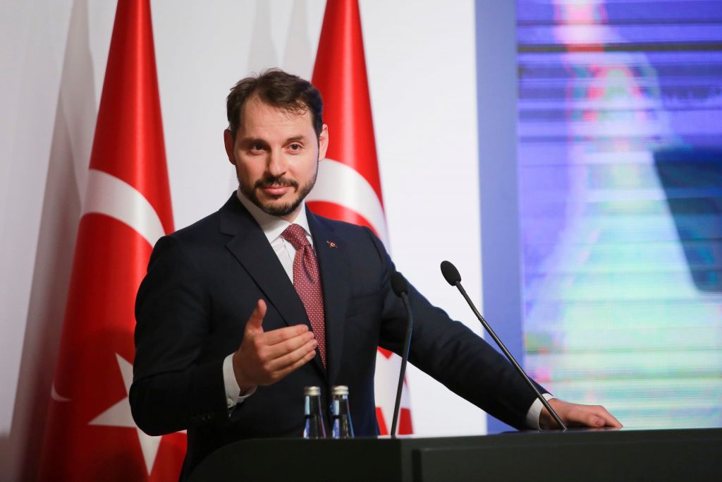رغم هبوط الليرة .. وزير المالية التركي: نمو اقتصادنا في تصاعد مستمر