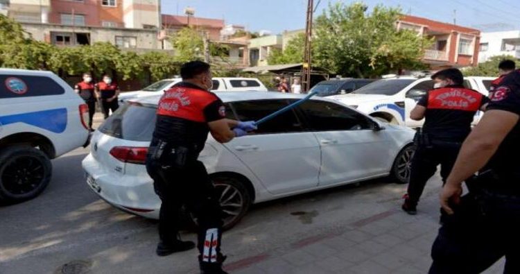 أفراد من الشرطة التركية يحطمون زجاج سيارة أحد المواطنين في أضنة (فيديو)