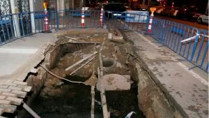 "خسف" أرضي بأحد شوارع مدينة اسطنبول.. وحالة ذعر في المكان