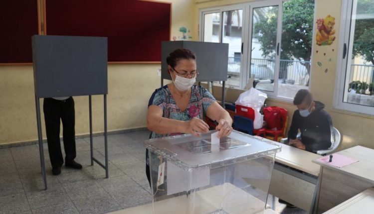 ناخبو قبرص التركية يدلون بأصواتهم لاختيار رئيسهم في المرحلة الثانية