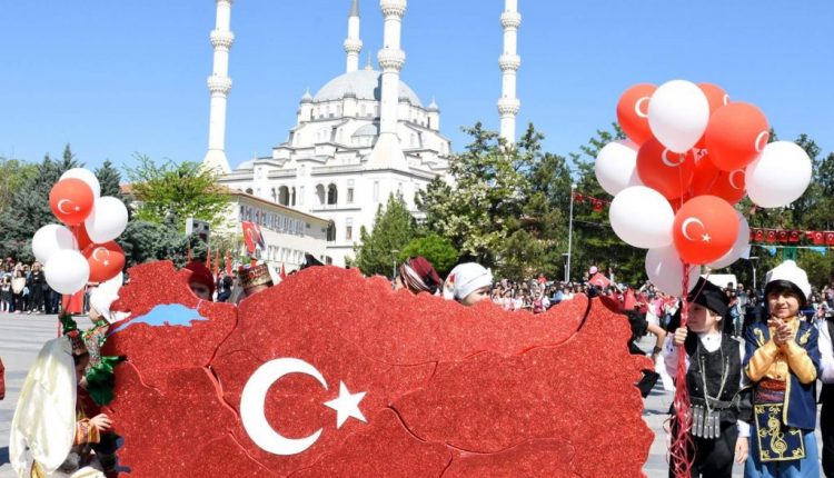 هكذا احتفلت وزارة الدفاع التركية بيوم الجمهورية (فيديو)