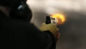 فتاة كويتية تسرق سلاح والدها وتطلق النار على أشقائها وخادمتهم ثم تصيب نفسها!