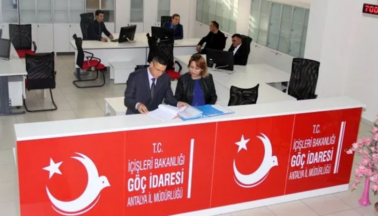 تركيا توقف منح إذن السفر للسوريين بين الولايات