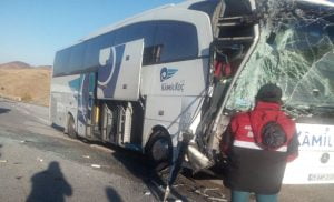 6 إصابات في حادث اصطدام حافلة لنقل الركاب بشاحنة في مدينة سيفاس