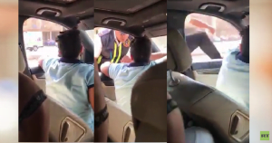 فيديو متداول لطفل يقود سيارة ويصدم رجل مرور ثم يفر هاربا
