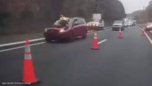 فيديو لسيارة تصدم رجلا.. و”رد فعل سريع” للضحية