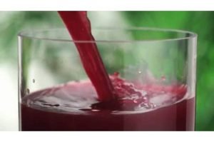 سر المشروب الأحمر الذي أذهل العلماء بالقضاء على الشيخوخة