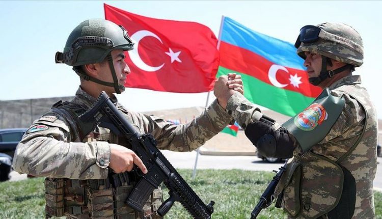 هكذا شاركت وزارة الدفاع التركية أذربيجان في عيد استقلالها (شاهد)