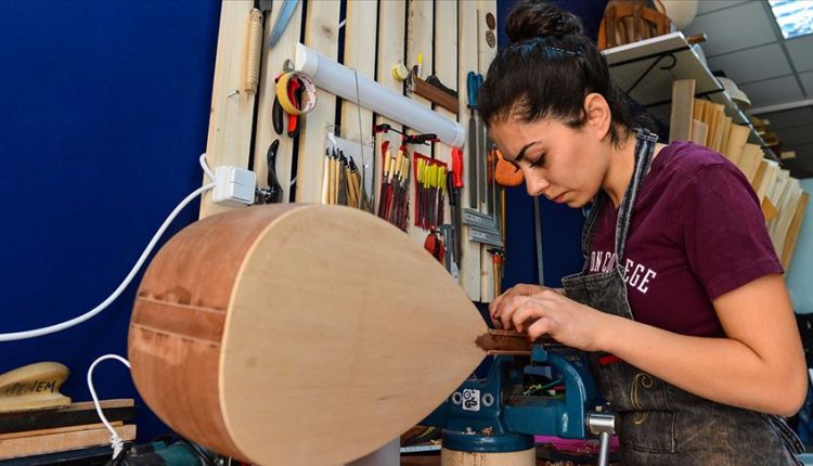 هكذا حولت فتاة تركية خشب الأشجار إلى آلات موسيقية