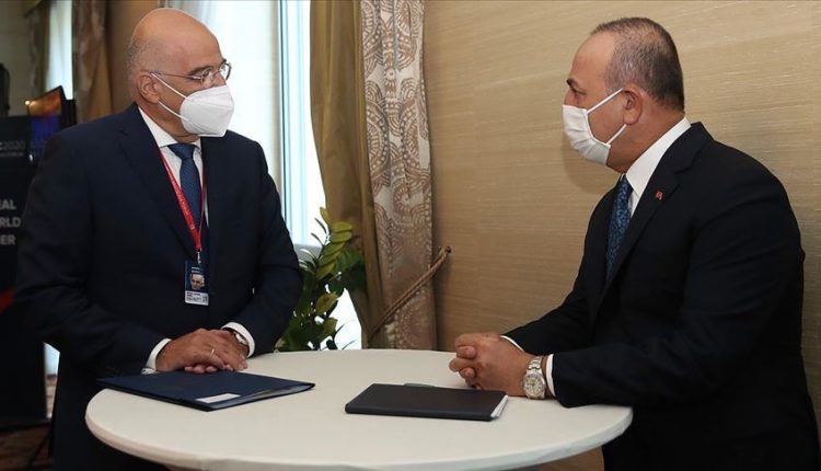 تشاووش أوغلو يفاجئ نظيره اليوناني بعد دخوله الحجر الصحي