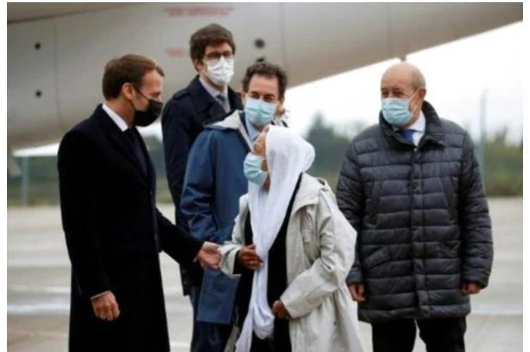 صدمة لـ ماكرون .. ذهب لاستقبال أسيرة فرنسية كانت مخطوفة .. فتفاجأ بإعلان إسلامها 5