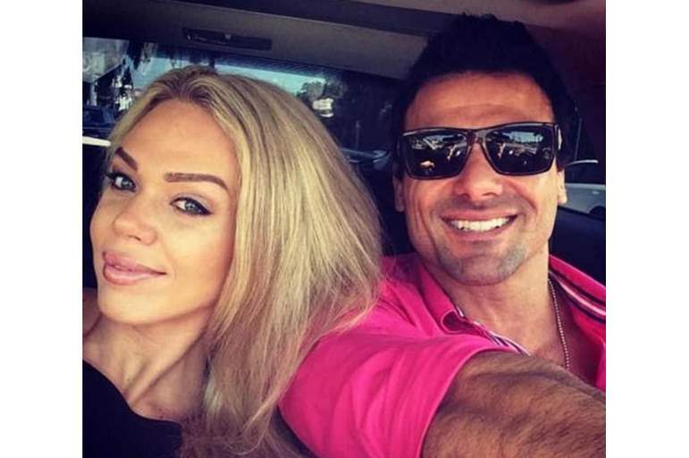 صور صادمة.. طليقة فنان شهير تأكل من القمامة 1