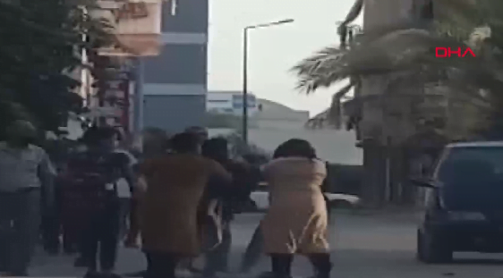 حادثة غريبة في أنطاليا.. 3سيدات يتصارعن وسط الشارع ولا أحد يتدخل (فيديو)