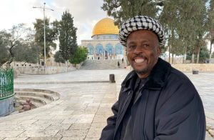 أفريقي يصل إلى القدس مشيا في رحلة استغرقت عامين (شاهد)