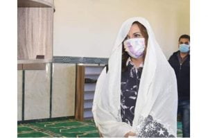 بالصور.. وزيرة مسيحية تحضر صلاة الجمعة داخل مسجد في مصر