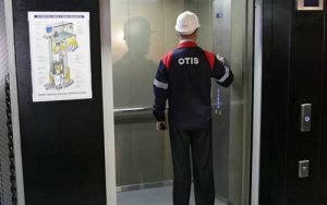 بالفيديو…حريق كاد أن يحرق صاحبه في مصعد