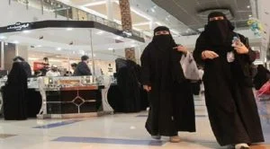 شاب يتحرش بفتاة وكاميرات المراقبة تكشف الحقيقة