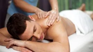 في دبي.. “شقراء جميلة” تدعو الرجال إلى جلسة تدليك في شقتها الخاصة ومفاجأة بانتظار المهرولين!