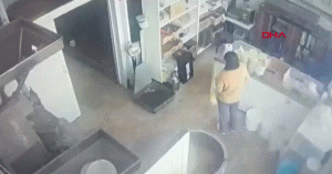 شابة تحتال على صاحب متجر في بورصة