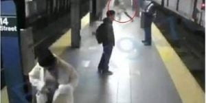فيديو مرعب يدفع امرأة أمام المترو
