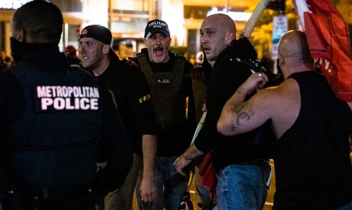 شاهد ما فعله أنصار ترامب بأفراد الشرطة الأمريكية (فيديو)