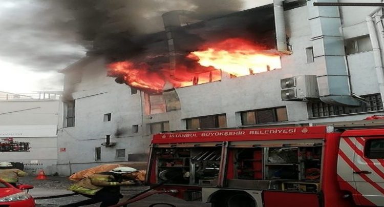 حريق مخيف في جامعة اسطنبول وسماع أصوات انفجارات بالمكان